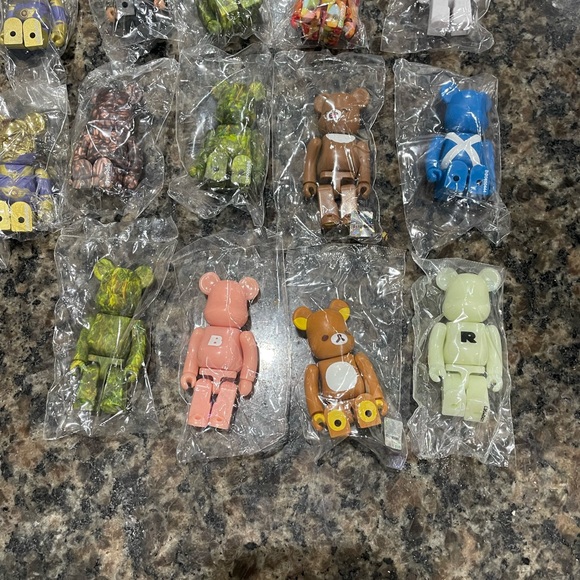 Medicom Toy 100% Bearbrick - Series 44 Be@rbrick Bear Brick  (20) 100% Assorted Bearbricks - Sealed In Plastic.. Series 44,45 & 46..